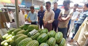 ফল ব্যবসায়ীকে জরিমানাকাগজের ঠোঙায় ওজন জালিয়াতি