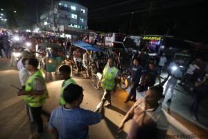 প্রতিবাদে সড়ক অবরোধ বগুড়ায় দূরপাল্লার কোচ দাঁড় করিয়ে যাত্রী ওঠানামা করায় জরিমানা