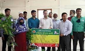 বগুড়ায় বিনামূল্যে পুষ্টি বাগানের সামগ্রী পেলো শতাধিক কৃষক